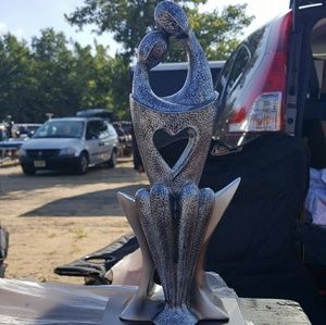 Statue of 2 bodies hugging, forming a heart.